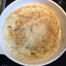 Laden Sie das Bild in den Galerie-Viewer, Recipe for egg pancakes with coconut poppy seeds and raisins - a dessert served with apple sauce - PDF download plus video and photos -Rezept für Eier Pfannkuchen mit Cocos Mohn und Rosinen - eine Süßspeise serviert mit Apfelmus -